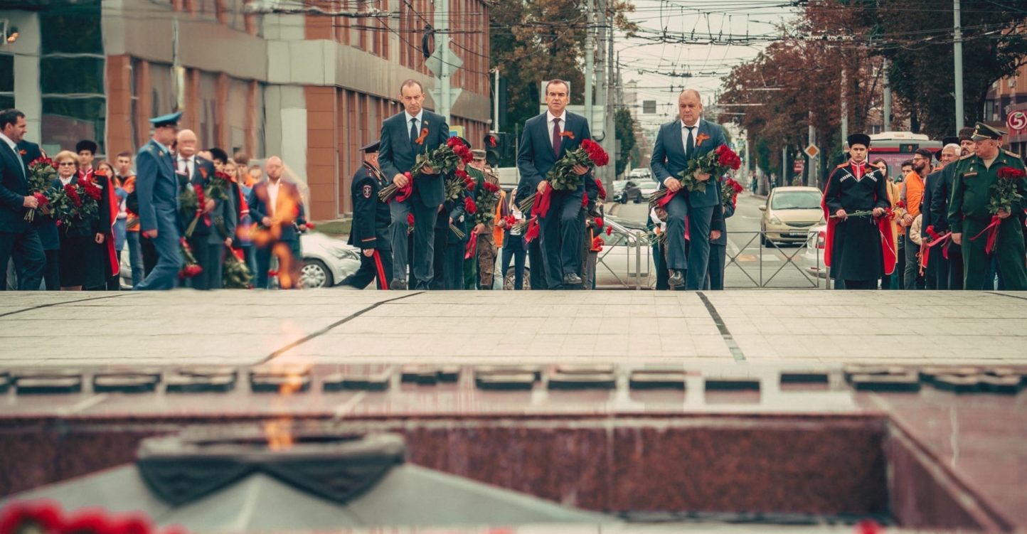 В Краснодаре у Вечного Огня прошла церемония возложения цветов к 79-й годовщине освобождения Кубани от немецко-фашистских захватчиков.
