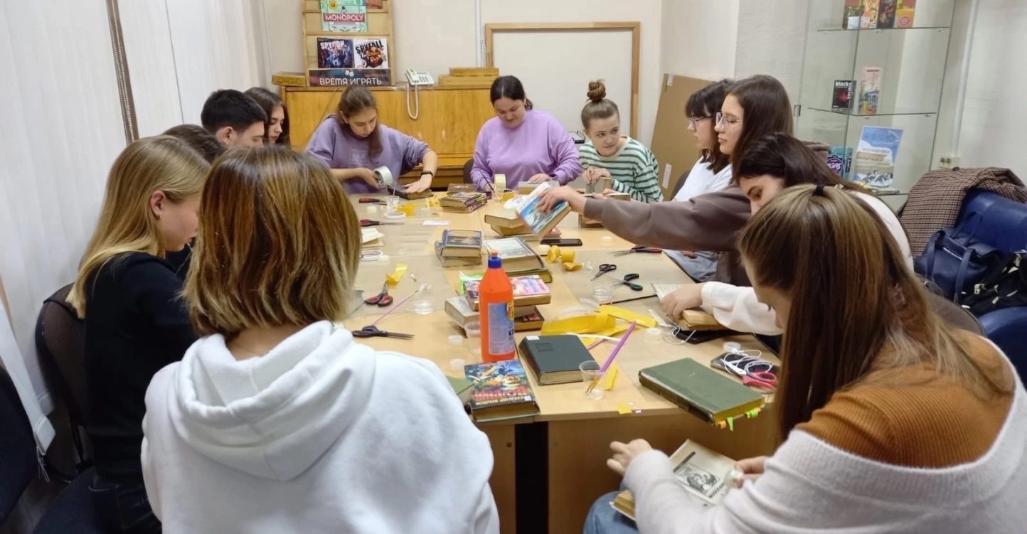 Сотрудники Центра молодежных инициатив приняли участие в реставрации книг в рамках проекта «ГосСтарт. Доброслужащий»