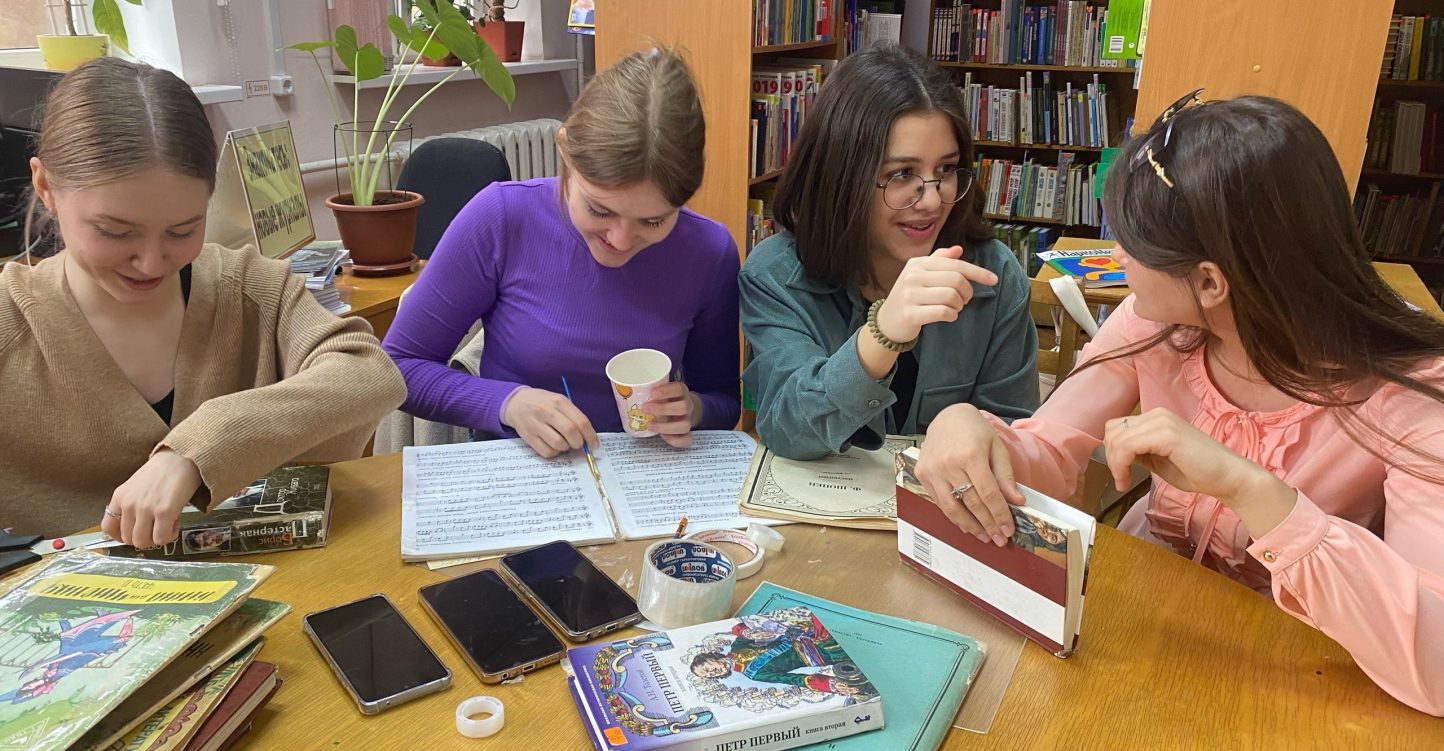 Кубанские волонтеры приняли участие в реставрации в рамках проекта «Молодежь читает»