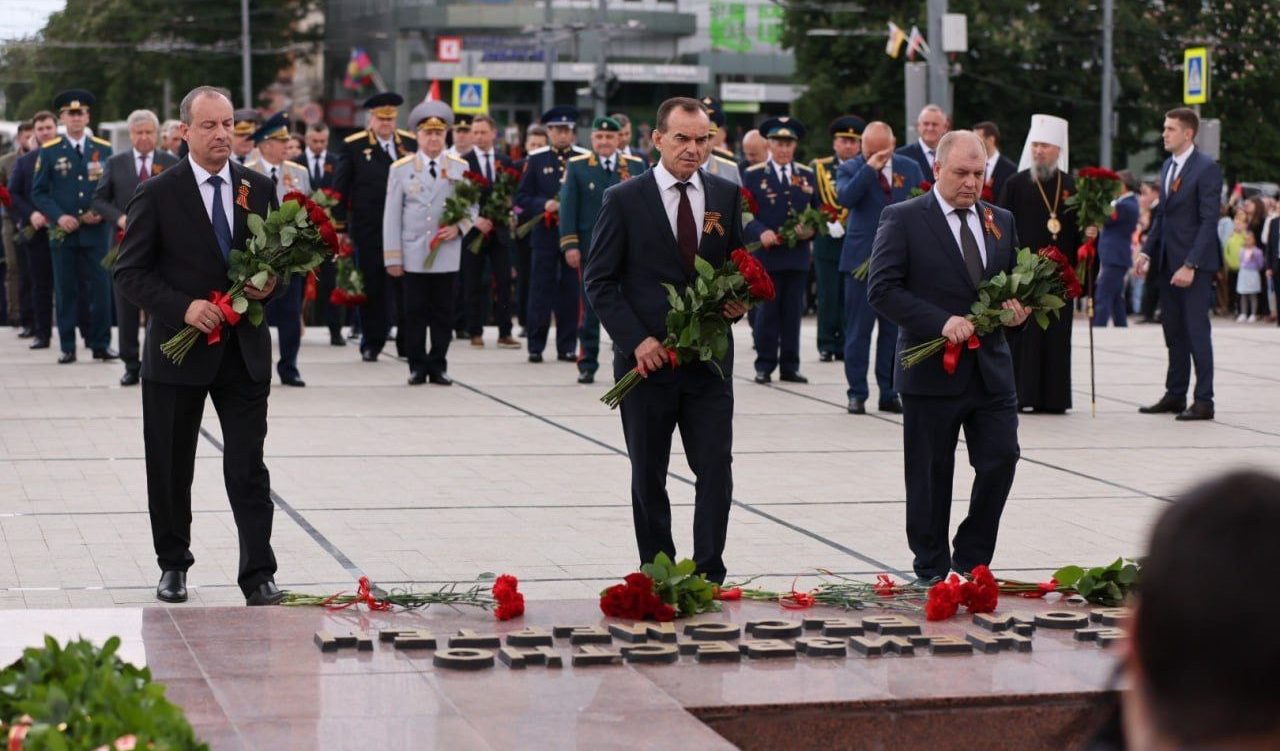 «Не смыкала наша Родина очей…»: в Краснодаре прошла церемония возложения цветов на Площади Памяти Героев