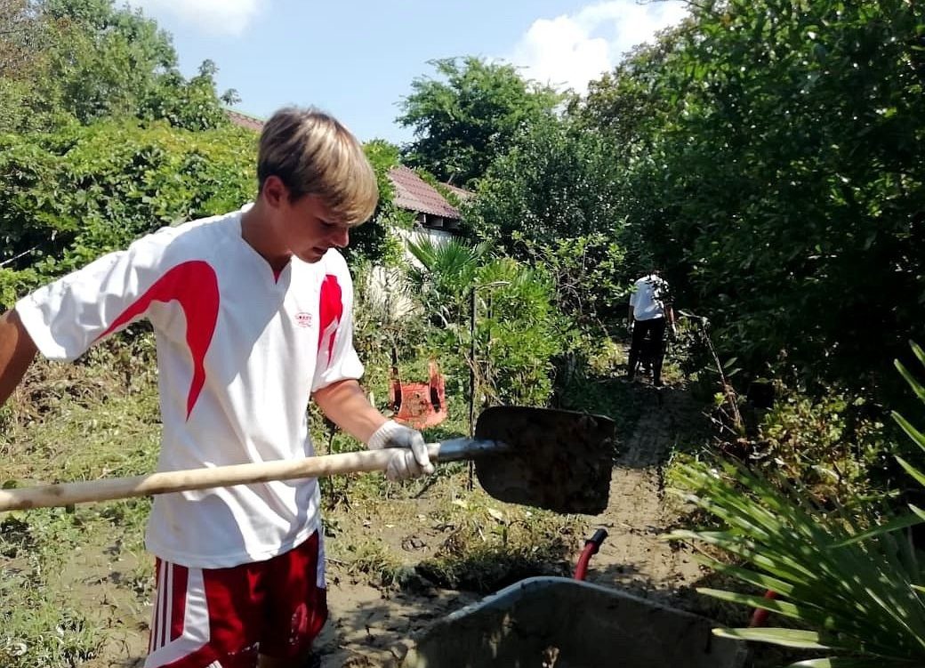 50 добровольцев Туапсинского штаба #МЫВМЕСТЕ помогают пострадавшим от подтопления