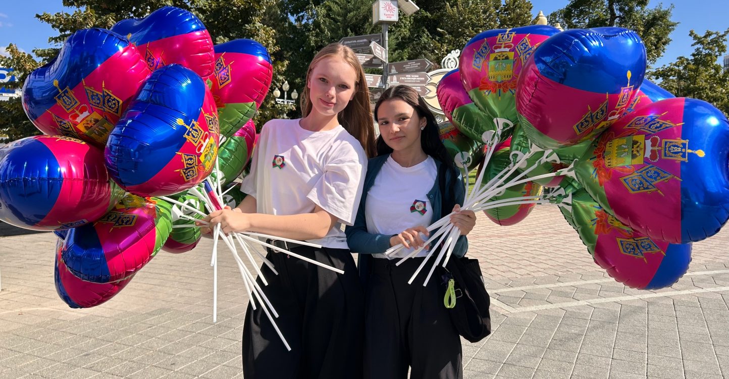 Волонтеры Кубани поздравили жителей с Днем края!