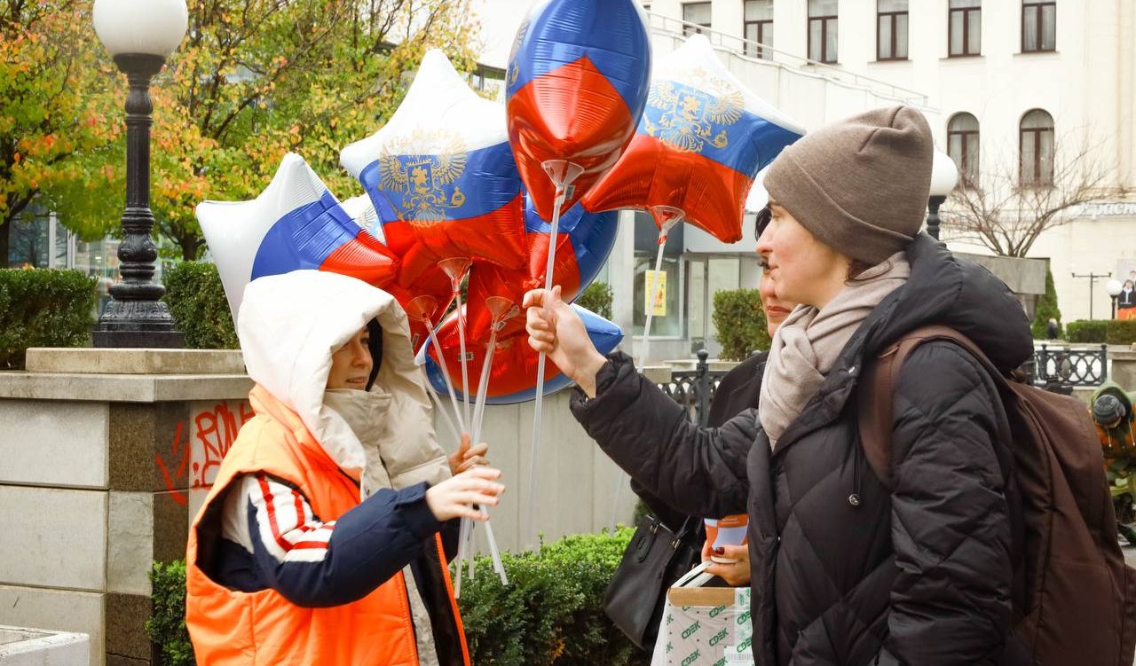 «Поздравляем с Днём Конституции Российской Федерации!» — звучало на улицах Краснодара.