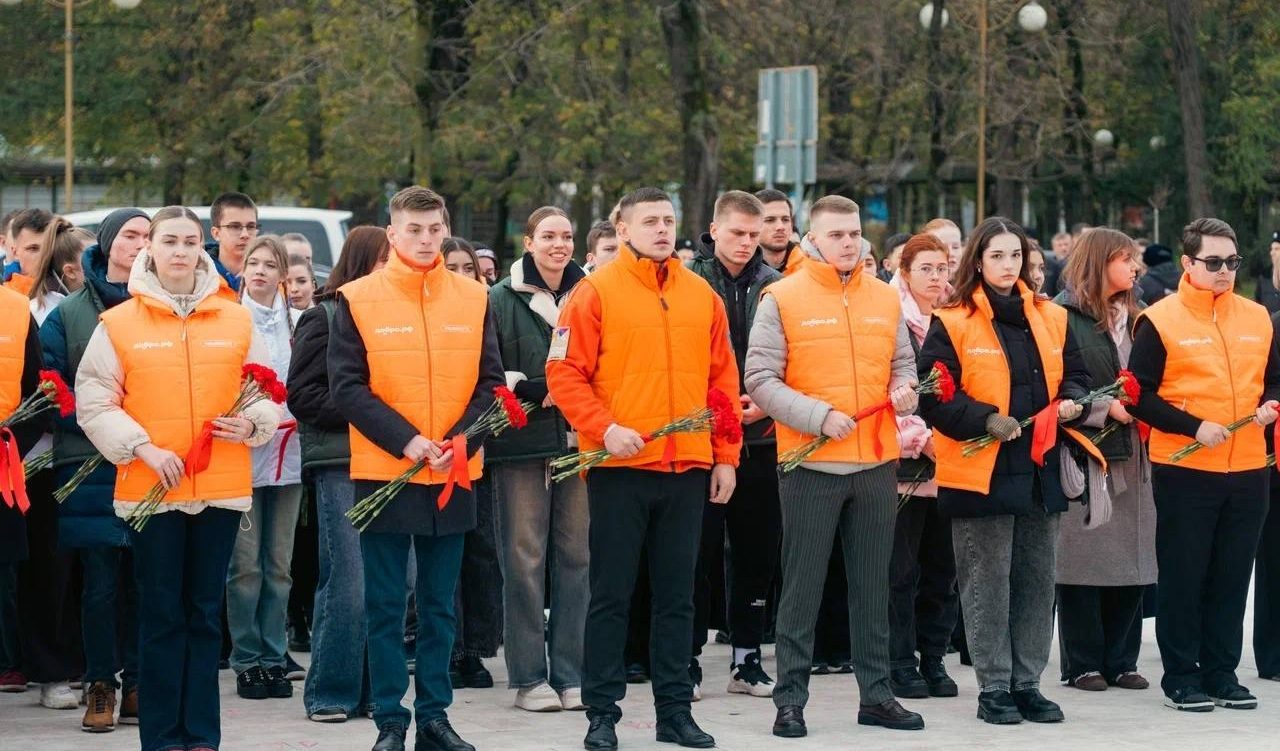 Торжественное возложение цветов к новому мемориальному комплексу «Воинам Отечества — Героям России»