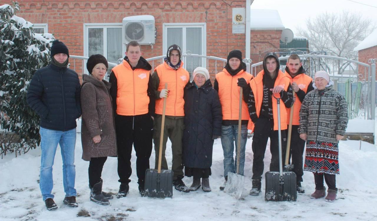 Волонтёры #МЫВМЕСТЕ и Добро.Центров помогают расчищать снег на Кубани